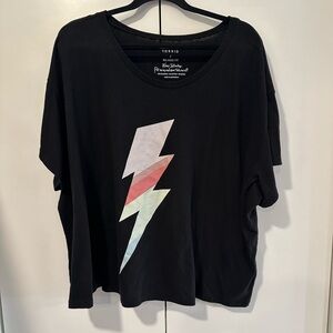 Women’s Torrid Size 4 Black Lightening Strike Tee EUC Relaxed Fit Crop Top